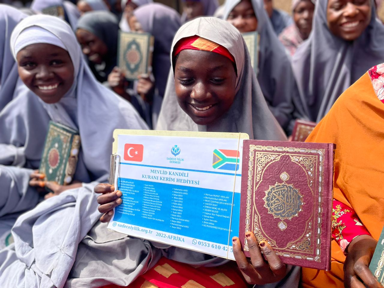Afrika'da Kur'an-ı Kerim Hediyeleri dağıtıldı.